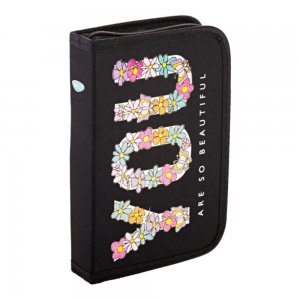 Penar Neechipat Daco cu Fermoar, Model You Are So Beatuiful, Dimensiuni 19.5x13x4 cm, Culoare Negru Penar Neechipat Daco cu Fermoar, Model You Are So Beatuiful, Dimensiuni 19.5x13x4 cm, Culoare Negru