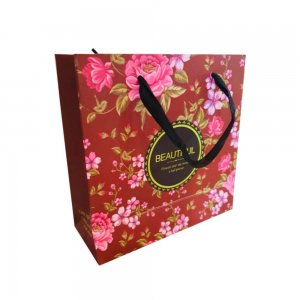 Set 50 Pungi din Hartie Cartonata cu Maner BisBags, 30x42x12 cm, Multicolor, Model Beautiful Red, Sacose Cadouri, Pungi Cadouri, Punga pentru Cadou, Sacosa de Cadou, Punga cu Maner, Pungi Colorate, Pungi Hartie, Sacose Hartie, Sacose Hartie cu Maner Set 50 Pungi din Hartie Cartonata cu Maner BisBags, 30x42x12 cm, Multicolor, Model Beautiful Red, Sacose Cadouri, Pungi Cadouri, Punga pentru Cadou, Sacosa de Cadou, Punga cu Maner, Pungi Colorate, Pungi Hartie, Sacose Hartie, Sacose Hartie cu Maner