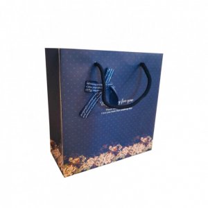 Set 50 Pungi din Hartie Cartonata BisBags, 30x42x12 cm, Albastru Inchis, Model Especially, cu Maner, Pungi cu Model, Pungi din Hartie cu Model, Pungi cu Maner, Pungi din Hartie cu Maner, Sacose din Hartie, Sacose Hartie, Sacose Hartie Cartonata Set 50 Pungi din Hartie Cartonata BisBags, 30x42x12 cm, Albastru Inchis, Model Especially, cu Maner, Pungi cu Model, Pungi din Hartie cu Model, Pungi cu Maner, Pungi din Hartie cu Maner, Sacose din Hartie, Sacose Hartie, Sacose Hartie Cartonata