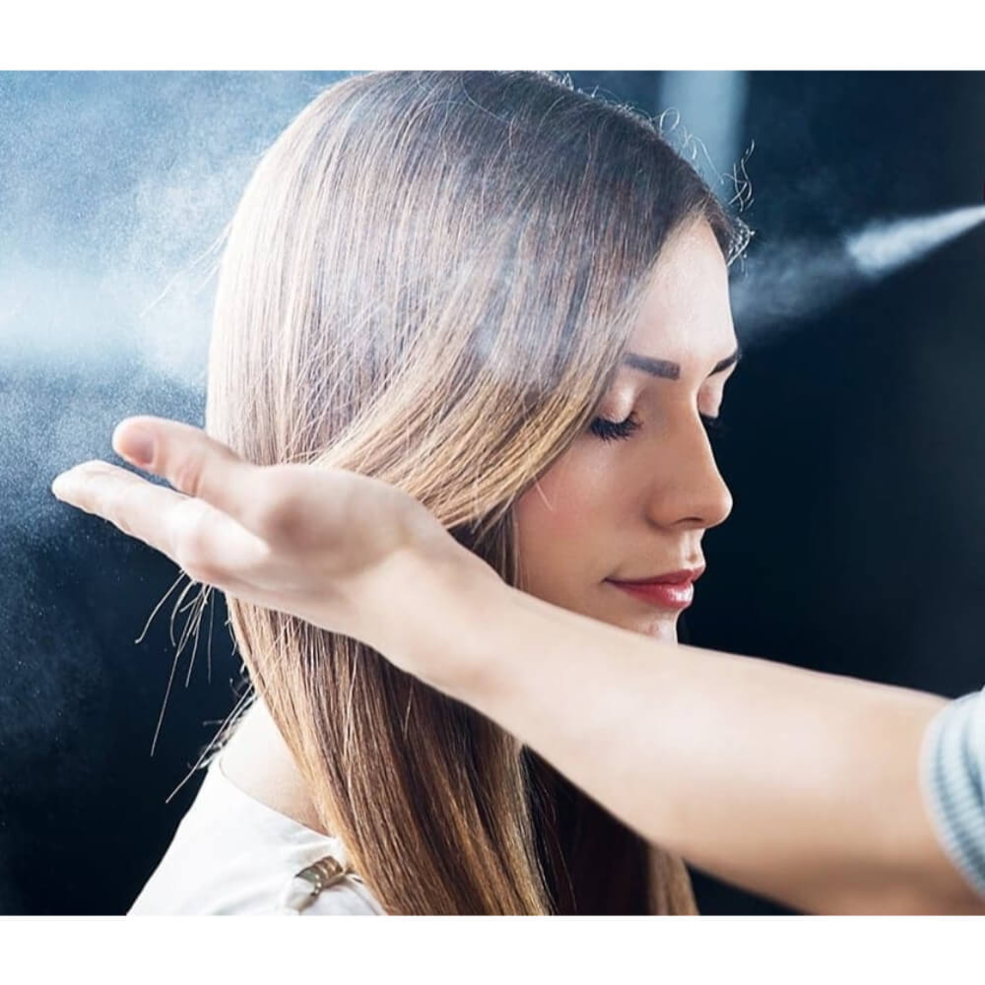 волосы крепкие и гладкие. девушка взмахивает волосами. девушка расчесывает волосы. неправильный уход за волосами. состояние волос.