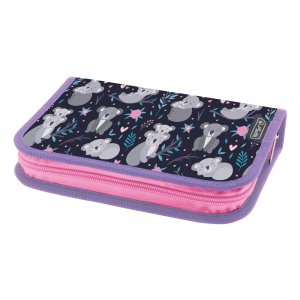 Penar Echipat 16 Piese, Include Articole De Coloriaj, Articole Pentru Scris Si Sters, Fermoar Ascuns, Interior Textil, Dimensiune 13.5 X 19.5 X 3.5 Cm, Motiv Koala Penar Echipat 16 Piese, Include Articole De Coloriaj, Articole Pentru Scris Si Sters, Fermoar Ascuns, Interior Textil, Dimensiune 13.5 X 19.5 X 3.5 Cm, Motiv Koala